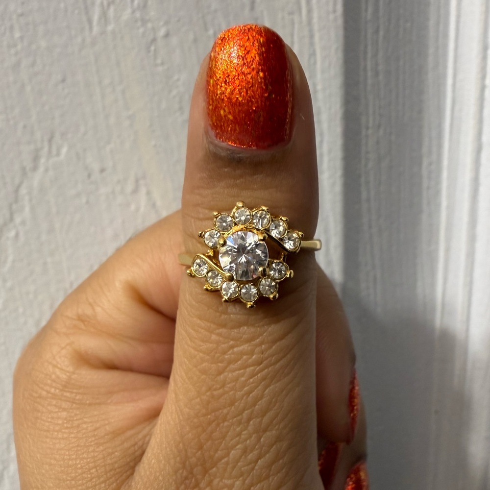 Vintage gold tone cocktail/costume ring